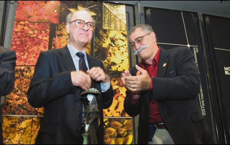 RECONOCIMIENTO. En 2003 “Quino” recibió el homenaje La Catrina, otorgado por la Feria Internacional del Libro de Guadalajara. AFP