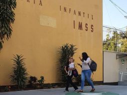 Recomiendan que quienes recojan a los niños no sean personas vulnerables al coronavirus, como adultos mayores. EL INFORMADOR/Archivo