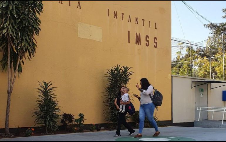 Recomiendan que quienes recojan a los niños no sean personas vulnerables al coronavirus, como adultos mayores. EL INFORMADOR/Archivo