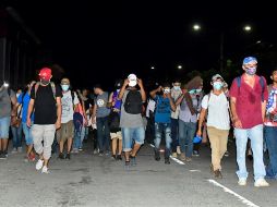 Protegidos con cubrebocas, migrantes esperan alcanzar el 