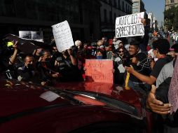 Simpatizantes y detractores del Presidente Andrés Manuel López Obrador se manifiestan hoy a las afueras de la Suprema Corte de Justicia de la Nación. EFE/J. Méndez