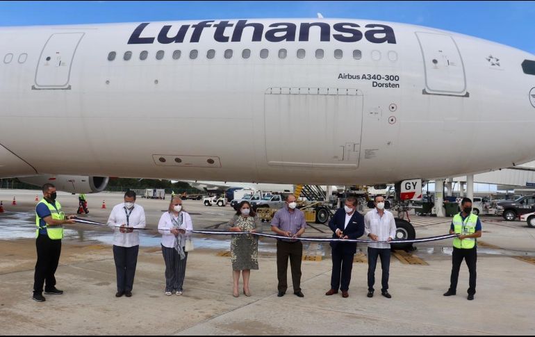 El vuelo fue recibido por una comitiva de autoridades locales y representantes de la aerolínea. TWITTER/@SedeturQROO