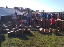 Los testigos se llevaron varios cartones de cerveza en sus vehículos. ESPECIAL