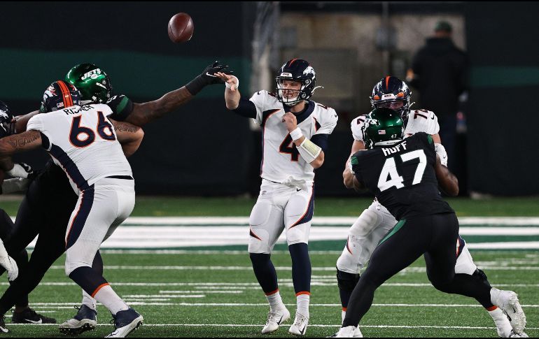 Brett Rypien. El mariscal de campo de los Broncos lanzó dos pases de anotación ayer por la noche. AFP/Elsa
