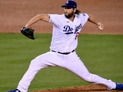 El zurdo trabajó ocho innings con pelota de tres hits, en el duelo en que los angelinos blanquearon 3-0 a los de Milwaukee para barrer su serie del wildcard de la Liga Nacional. AFP / H. How