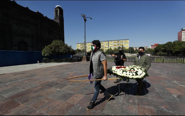 Los integrantes del Comité del 68 rinderon una guardia de honor para recordar a los estudiantes que fueron asesinados hace 52 años. EFE / J. Méndez