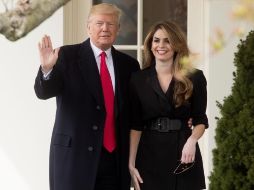 Imagen de archivo del presidente de Estados Unidos, Donald Trump (i), junto a su asesora de comunicaciones, Hope Hicks, quienes salieron positivos a coronavirus. EFE/ARCHIVO