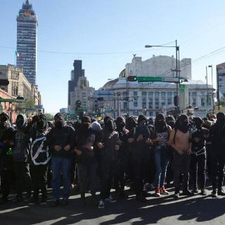 Tlatelolco: con bombas molotov y martillos, encapuchados atacan a policías