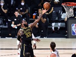 LeBron James ha sido pieza importante para que los californianos estén cerca de ganar su corona número 17. AFP/D. DeFelice