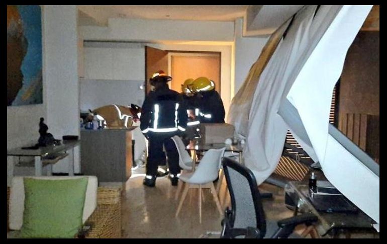 Luego de apagar el fuego, los elementos de Protección Civil procedieron con la revisión de instalaciones y evaluación de los daños. ESPECIAL /