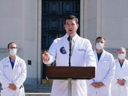 El doctor Sean Conley (c) reconoció que había tratado de presentar una descripción optimista de la salud del presidente. AP/J. Martin