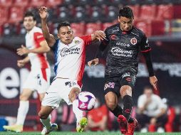 PARTIDO DE FORCEJEO CONSTANTE. Fue un duelo físico el de fronterizos y tapatíos. Aquí, “Gallito” Vázquez lucha por el balón contra Ëdgar López. IMAGO7