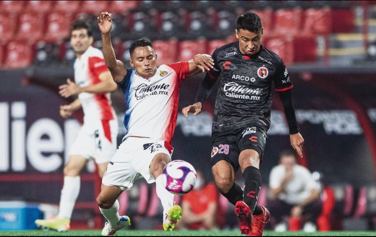 PARTIDO DE FORCEJEO CONSTANTE. Fue un duelo físico el de fronterizos y tapatíos. Aquí, “Gallito” Vázquez lucha por el balón contra Ëdgar López. IMAGO7