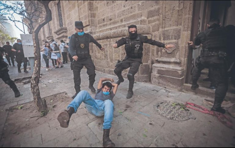 Brutalidad policiaca. Esta foto tomada el 4 de junio por Fabricio Atilano denuncia la reacción de las autoridades contra los manifestantes que acudieron a la marcha para protestar por el homicidio de Giovanni López a causa de los golpes propinados por la policía de Ixtlahuacán de los Membrillos. EL INFORMADOR/ F. Atilano 