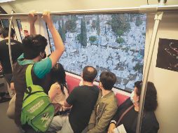 DESDE LO ALTO. Los pasajeros de la Línea 3 admiran el panorama desde las alturas. Es la primera vía en la ciudad con un paso elevado. EL INFORMADOR • F. Atilano