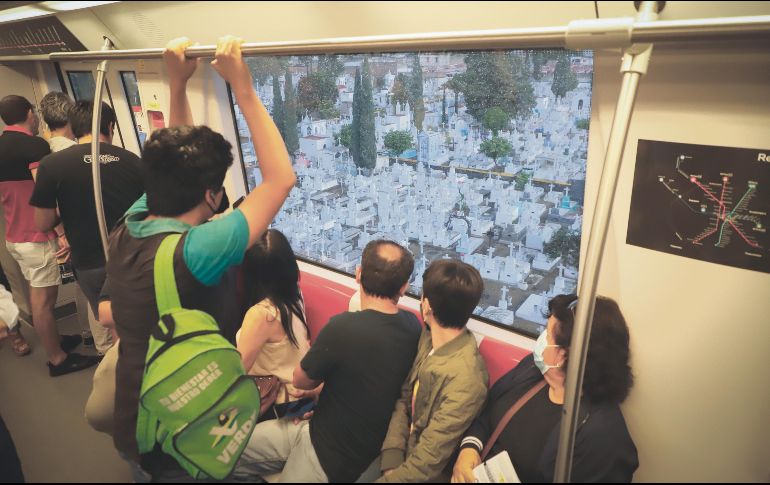 DESDE LO ALTO. Los pasajeros de la Línea 3 admiran el panorama desde las alturas. Es la primera vía en la ciudad con un paso elevado. EL INFORMADOR • F. Atilano