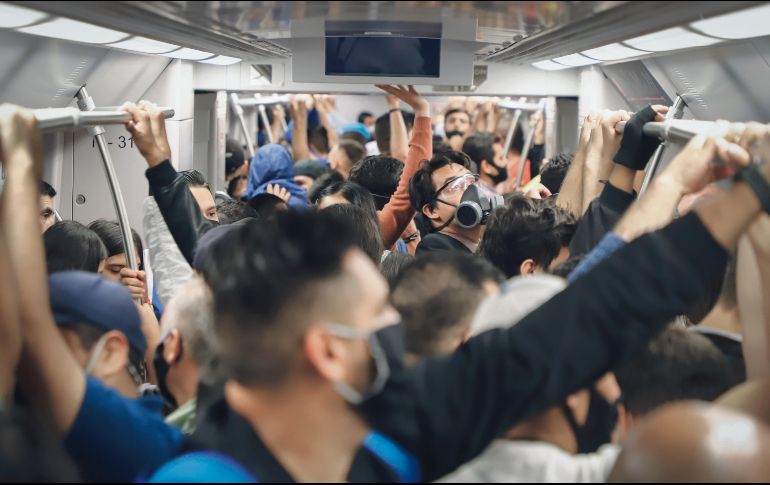 A TOPE. En los primeros días, el Tren Ligero lució repleto de pasajeros. EL INFORMADOR• F. Atilano