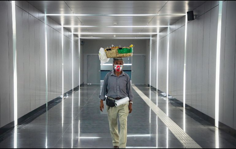 OPORTUNIDAD. Nadie pierde con la Línea 3, ni siquiera los vendedores ambulantes que ingresan a los andenes con la intención de encontrar más clientes. EL INFORMADOR• F. Atilano