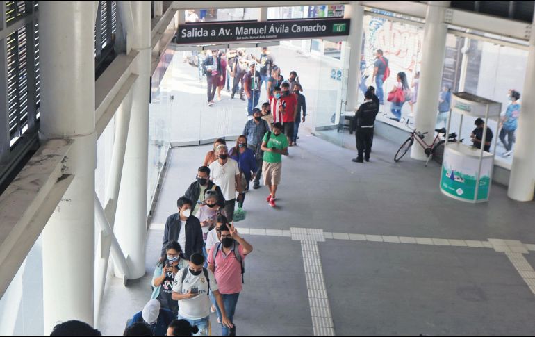 ANSIOSOS. En el primer día, cientos de tapatíos hicieron filas para ser los primeros en abordar la Línea 3. EL INFORMADOR• G. Gallo