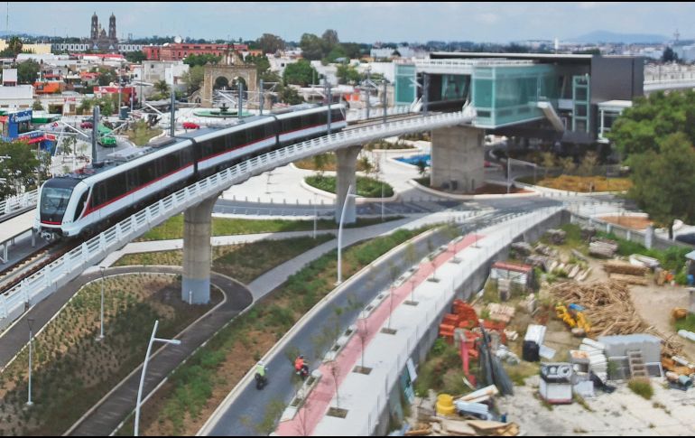 EN MARCHA. Imagen de los primeros recorridos que hizo el nuevo medio de transporte en la ciudad. EL INFORMADOR• G. Gallo