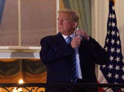 Trump se detuvo a saludar a su regreso a la residencia oficial en Washington, DC.  AFP/N. Kamm