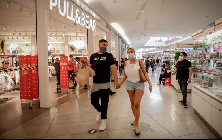 INCREMENTO. Tanto ciudadanos como negocios, centros comerciales, turísticos, bares y restaurantes dejaron de aplicar las medidas establecidas en los protocolos vigentes. EL INFORMADOR/ARCHIVO