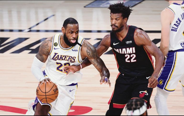 FÉRREO. LeBron James y Jimmy Butler han sacado la casta por sus respectivos equipos. AFP / D. Defelice