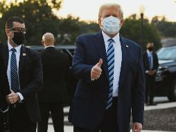 SALIDA. Trump dejó el hospital para dirigirse a la Casa Blanca. El presidente de Estados Unidos dijo que volverá pronto a la campaña en la que busca la reelección.  AFP
