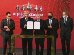 INVERSIÓN. López Obrador y miembros de la iniciativa privada suscribieron un plan de reactivación económica a través de 39 proyectos de infraestructura en sectores como energía, comunicaciones, agua y medio ambiente.  SUN