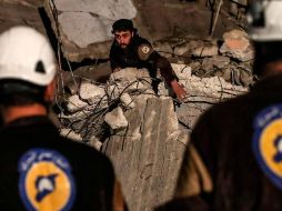 Voluntarios de los Cascos Blancos y otras organizaciones buscan víctimas entre los escombros de un edificio afectado tras la explosión. EFE/M. Badra