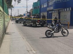Uniformados detienen a un civil, al parecer empleado de la tienda, quien portaba un arma de fuego. ESPECIAL/Policía de Zapopan