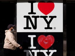 Un hombre pasa frente un almacen cerrado, en la zona comercial de Times Square, en Nueva York. EFE/J. Lane