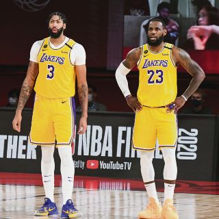 Lakers vence a Miami y acaricia el título de la NBA