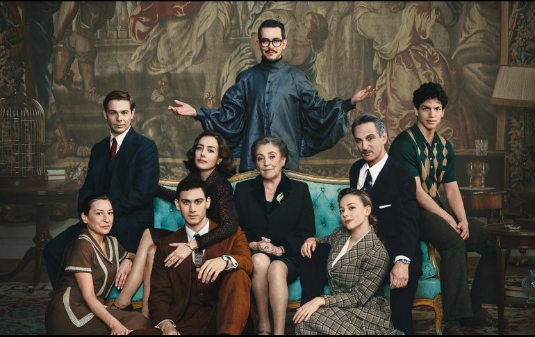 “Alguien tiene que morir”. Manolo Caro (de pie al centro, con los brazos abiertos), ofrece un proyecto radicalmente distinto a lo que venía haciendo con Netflix. CORTESÍA