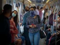 Usuarios de Línea 3 del Tren Ligero cumplen con uso de cubrebocas. Héctor Raúl Pérez, miembro de la Sala de Situación de la UdeG para el seguimiento del nuevo coronavirus, señaló que el incremento en casos coincidió con la apertura de la vía.  EL INFORMADOR/F. Atilano