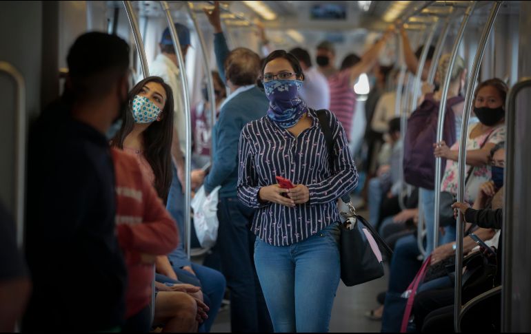 Usuarios de Línea 3 del Tren Ligero cumplen con uso de cubrebocas. Héctor Raúl Pérez, miembro de la Sala de Situación de la UdeG para el seguimiento del nuevo coronavirus, señaló que el incremento en casos coincidió con la apertura de la vía.  EL INFORMADOR/F. Atilano