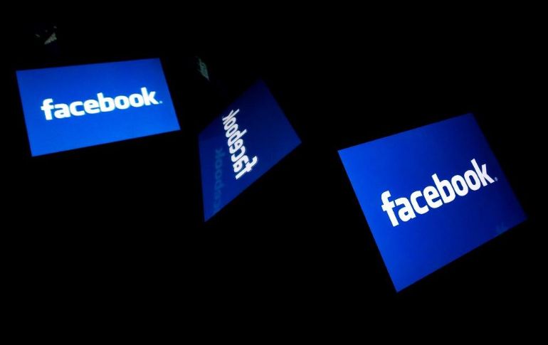 QAnon usó Facebook para afirmar que ciertos grupos iniciaron incendios forestales que asolaron la costa oeste, lo que desvió la atención de la policía y los bomberos. AFP / ARCHIVO