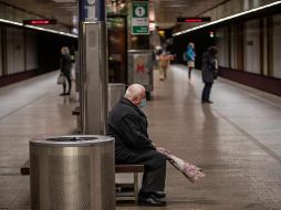 Las personas que no porten su mascarilla podrán hacerse merecedoras a multas de hasta mil euros. EFE/M. Divisek