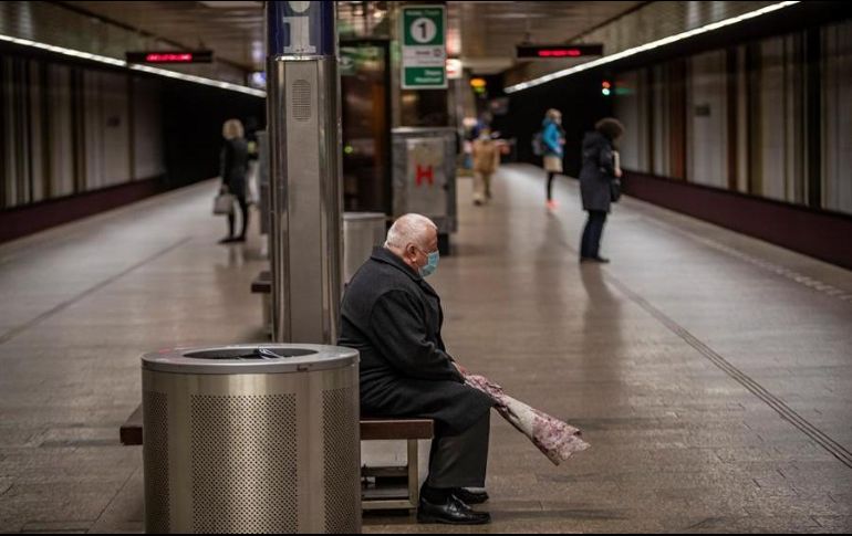 Las personas que no porten su mascarilla podrán hacerse merecedoras a multas de hasta mil euros. EFE/M. Divisek