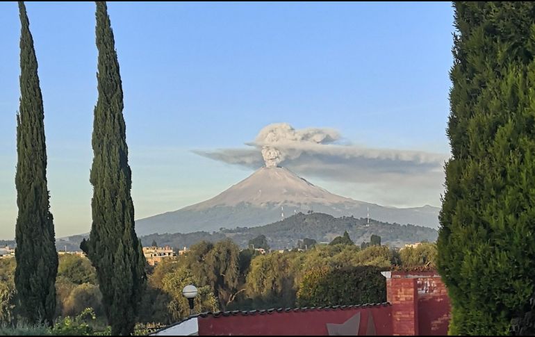 ''Mi familia ve una Catrina con sombrero formada a partir de la ceniza, ¿ustedes también? @webcamsdemexico @Popocatepetl_MX'', escribió la usuaria @essmealvarez. TWITTER / @essmealvarez