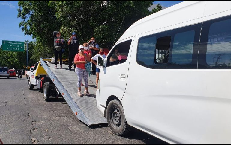 Ante el operativo, el día de hoy en Zapopan usuarios del servicio se subieron a una grúa para evitar que se la llevaran. EL INFORMADOR/ARCHIVO