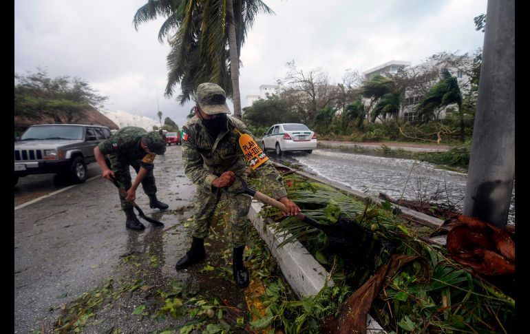 Personal del Ejército apoya en labores de remoción de escombros en Cancún. AFP/P. Pardo