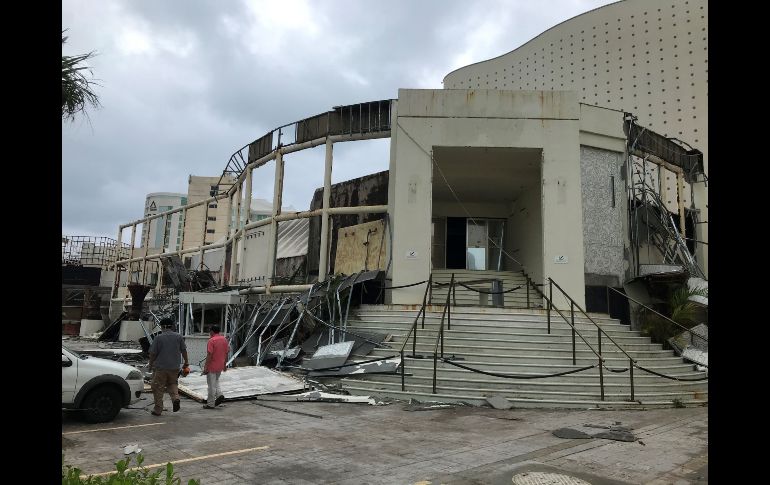 El huracán, que tocó tierra esta madrugada cerca de Cancún, dejó daños en estructuras y árboles caídos. EFE/A. Cupul