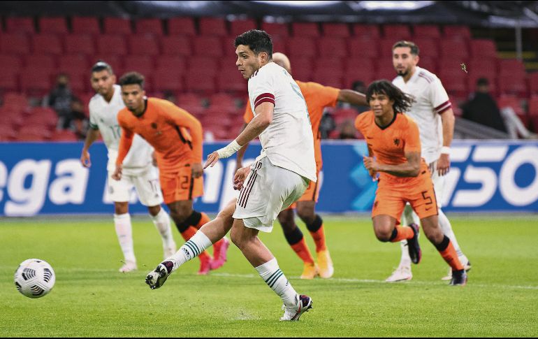 EFECTIVO. El atacante hidalguense cobró con tranquilidad para darle el triunfo al Tricolor, que dominó gran parte del encuentro. IMAGO7