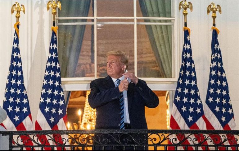 Trump insiste en que mejoró rápidamente gracias al coctel experimental de la farmacéutica Regeneron. EFE/K. Cedeno