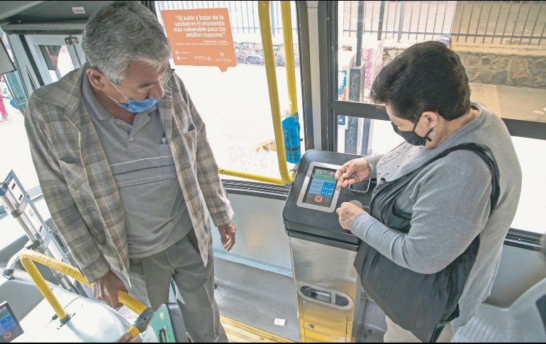 Además de regresar el cambio, las máquinas de prepago instaladas en los camiones de la ruta 616 permiten a los usuarios elegir el número de pasajes que pagarán. EL INFORMADOR/F. Atilano