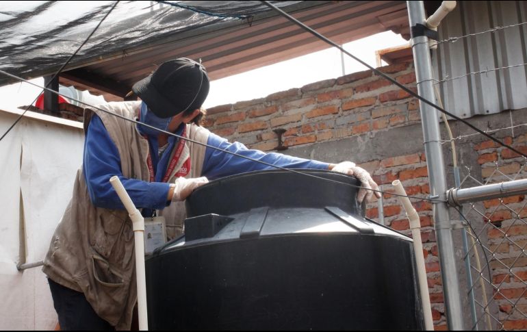 Las acciones de prevención desde el hogar representan el 90 por ciento del esfuerzo para eliminar al zancudo transmisor del dengue. ESPECIAL / Gobierno de Jalisco