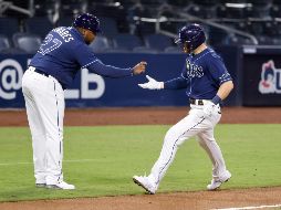 Mike Brosseau (der.) conectó el cuadrangular de la victoria. EFE/J. Mabanglo