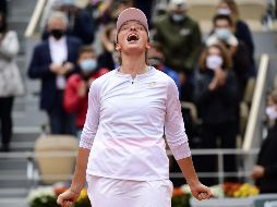 La joven de 19 años le dio a Polonia su primer trofeo de Grand Slam, uno de los cuatro grandes en la era abierta. EFE / J. De la Rosa
