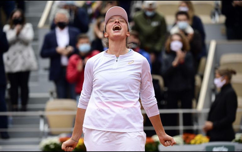La joven de 19 años le dio a Polonia su primer trofeo de Grand Slam, uno de los cuatro grandes en la era abierta. EFE / J. De la Rosa